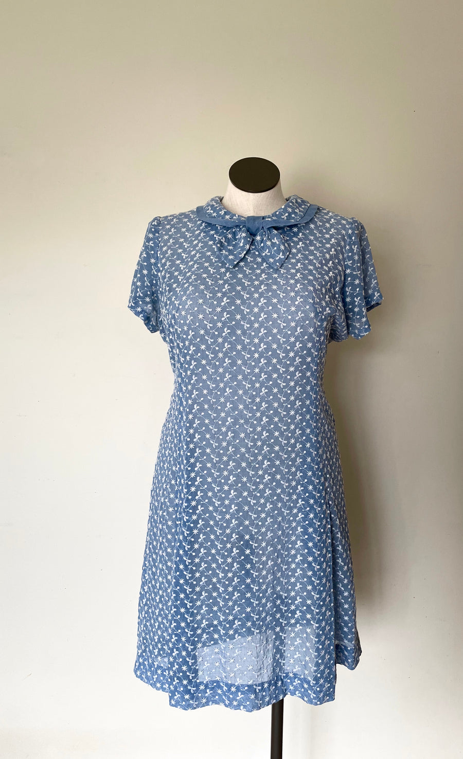 1960's Embroidered Shift Dress - Size M/L
